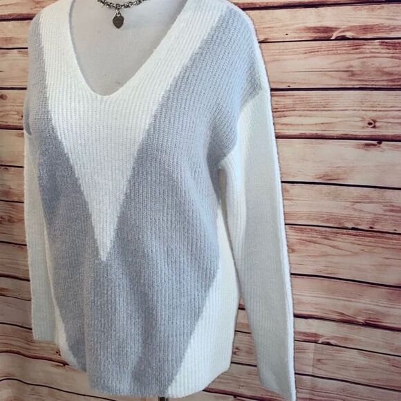 Apt 9 Women's Winter White & Gray V-Neck Eyelash Knit Sweater Winter Casual - Picture 4 of 7